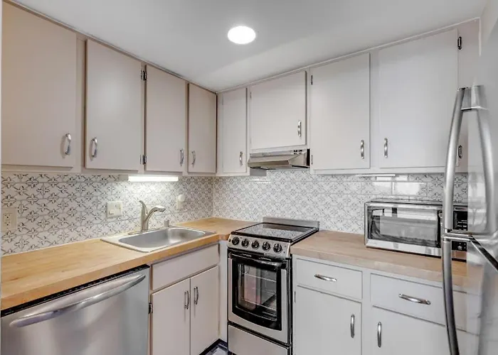 Apartment Waterfront With Balcony Ac Tennis Pools & Gym